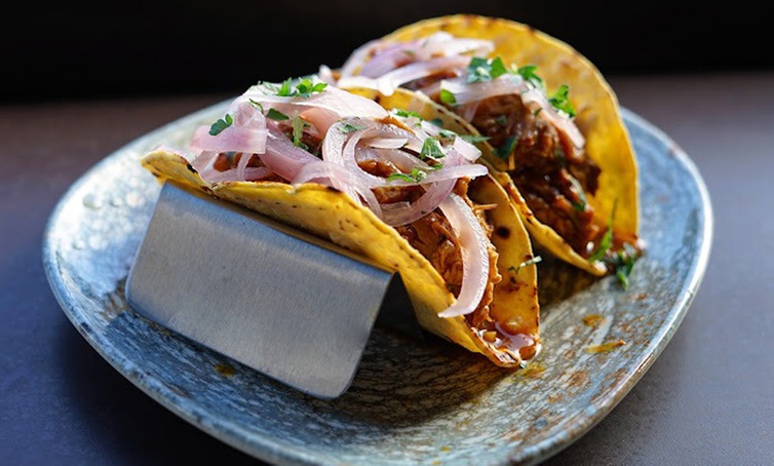 Image 3: ¡Date el gusto! Menú de cocina fusión completo para 2 o 4 personas