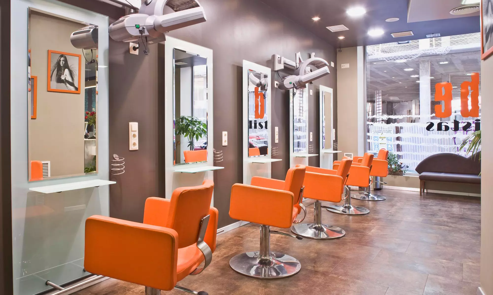 Sesión de peluquería con corte, tinte, mechas o balayage y peinado