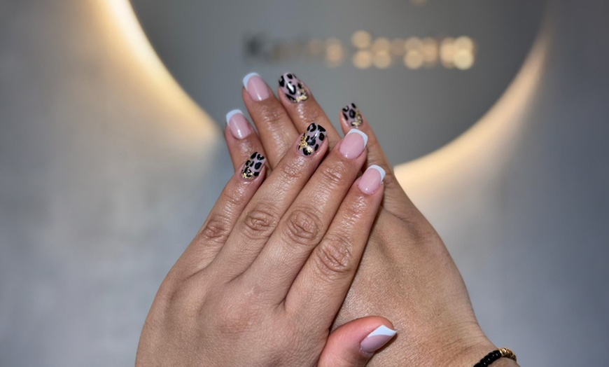 Image 4: Manicura y/o pedicura normal o semipermanente y primera puesta de uñas