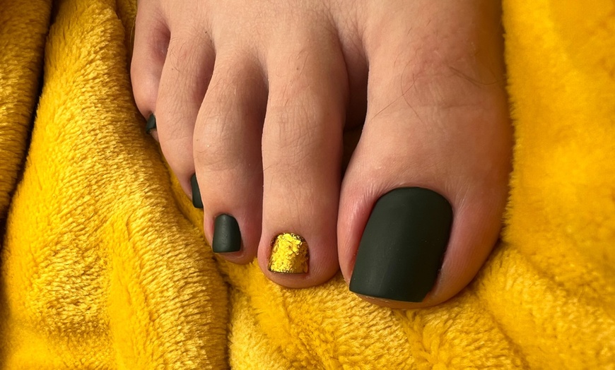 Image 1: Stylowy pedicure hybrydowy na stopy