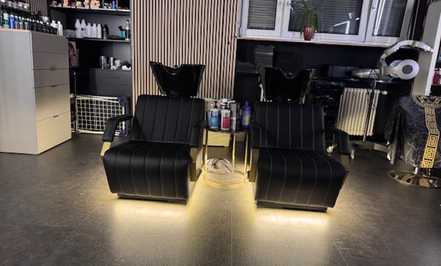 Image 3: Haarschnitt für alle Haarlängen optional mit Ansatzfarbe oder Strähnen