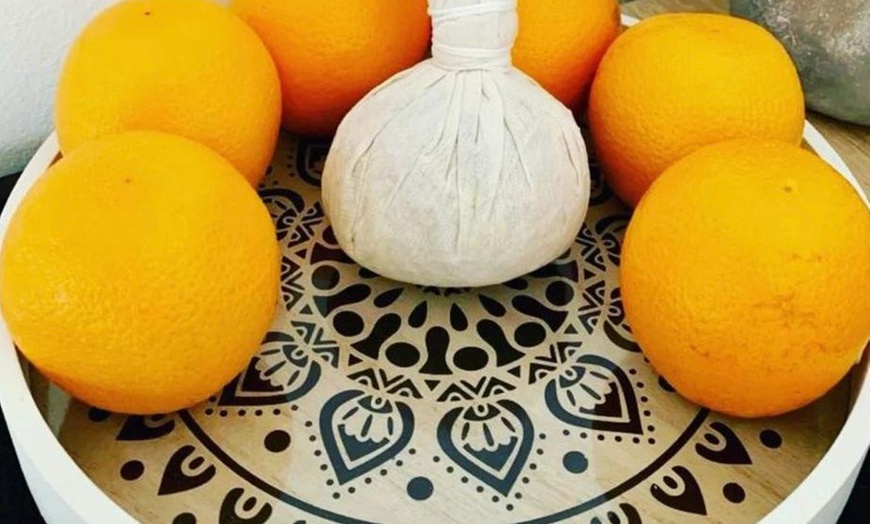 Image 5: Hot Stone Massage inkl. Orangen-Massage oder Fußdruckpunkt-Massage