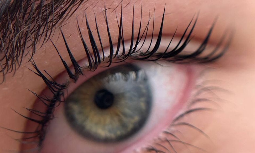 Image 5: Stylizacja rzęs: laminacja z farbowaniem i opcjonalny botoks