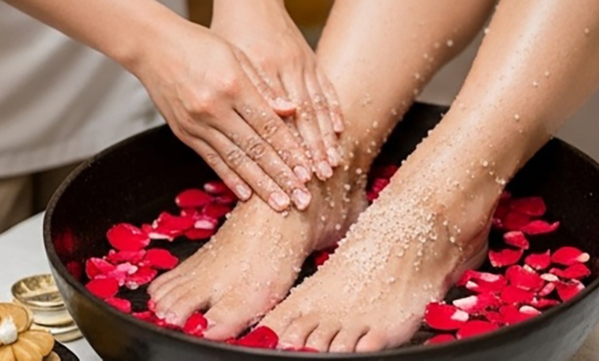 Image 4: Pampering package: Massage + Hot Towel + Aromatherapy + Foot Scrubbing