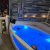 Image 1: Cabina romántica con infusión, pétalos, bombones, champán y spa 