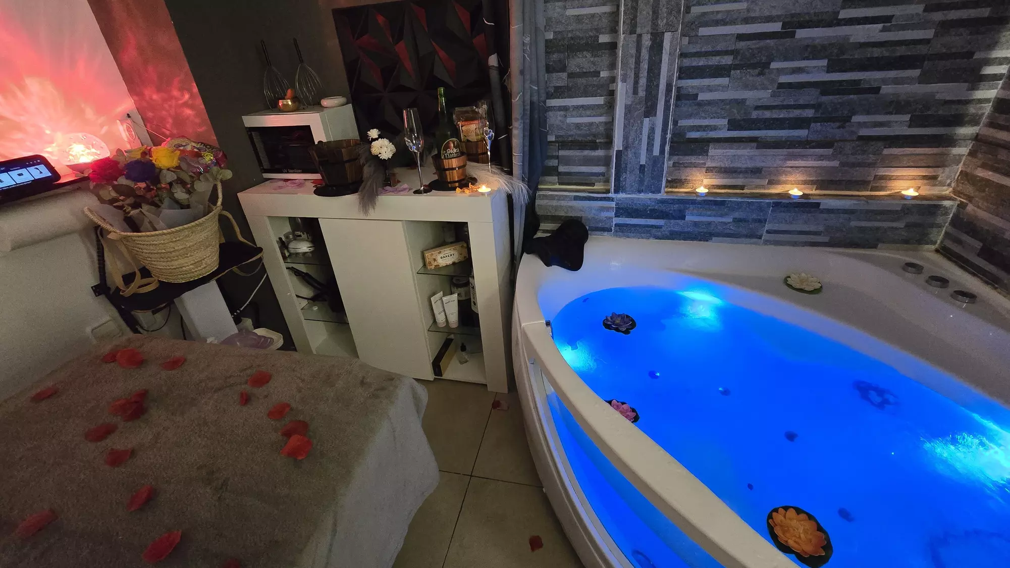 Cabina romántica con infusión, pétalos, bombones, champán y spa