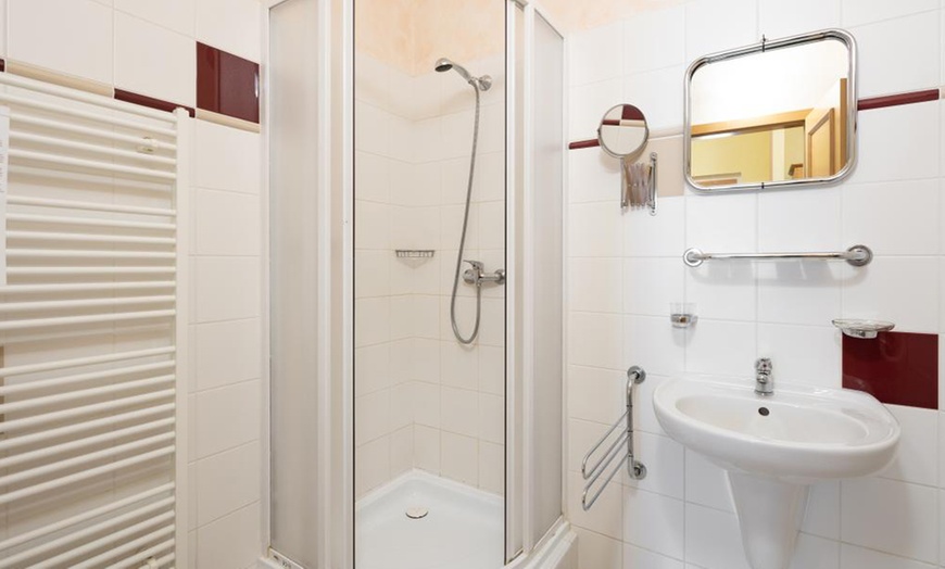 Image 9: Karlovy Vary: Doppelzimmer inkl. Frühstück oder HP und Spa