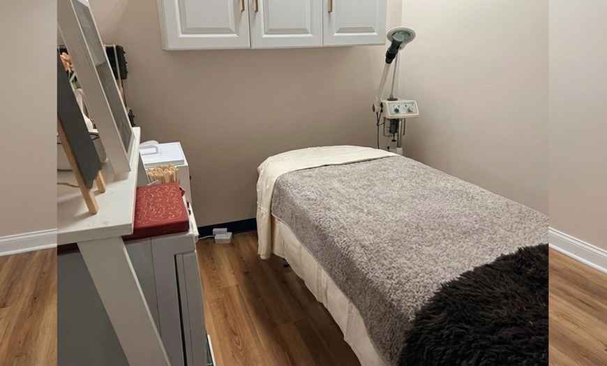 Image 3: Lymphatic Drainage Massage: Reduce Bloating & Sculpt Your Body