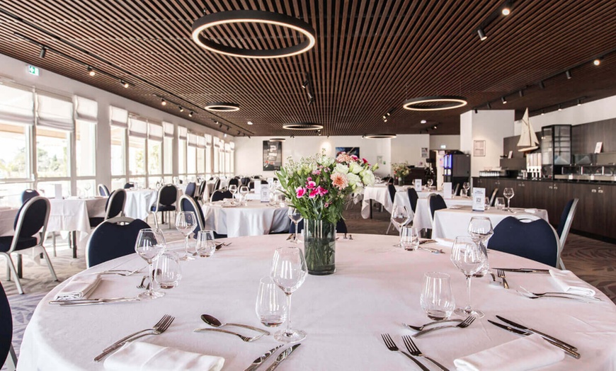 Image 2: Expérience culinaire inventive dans un cadre élégant