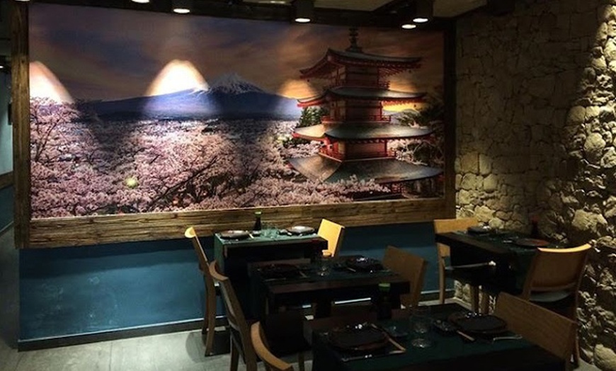 Image 4: Buffet libre de sushi por la noche para dos personas