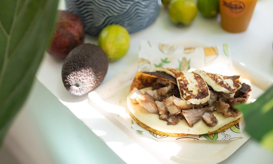 Image 1: Viaja al corazón de Venezuela con un menú completo para 2 o 4 personas