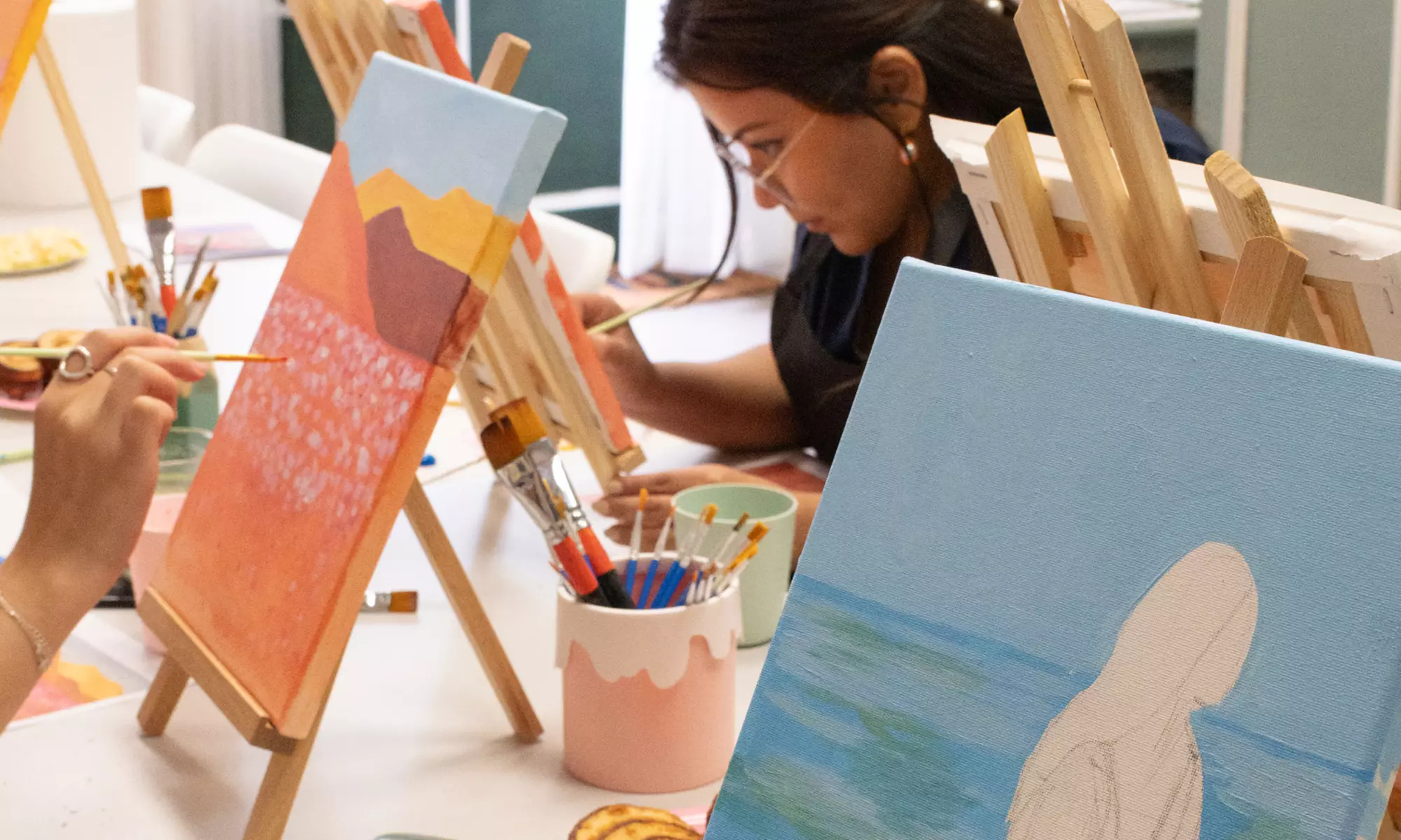 Taller para 1 o 2: pintura de cuadro o tote bag, o clase de maquillaje