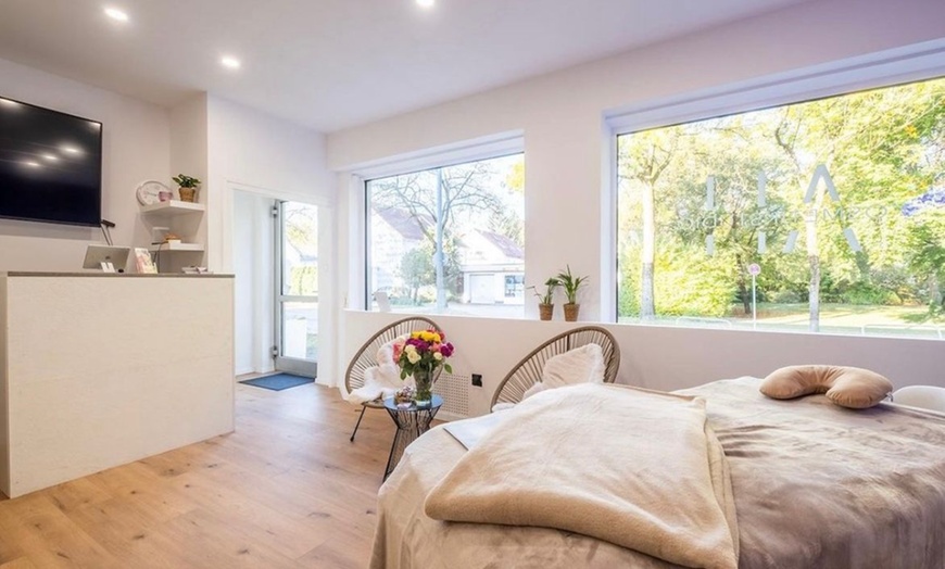 Image 2: 45-60 Min. Gesichtsbehandlung nach Wahl mit Lichttherapie für 1 Person