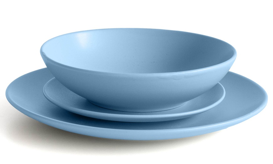 Image 9: Servizio di 18 piatti in porcellana