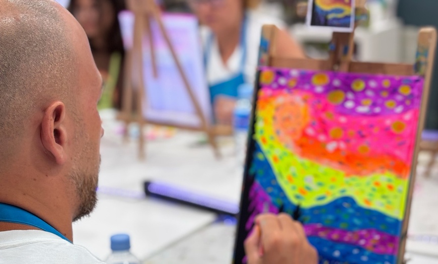 Image 3: Taller de pintura Neon con vino ilimitado para 1 o 2 personas