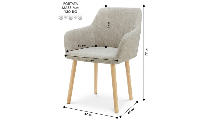 Image 21: Sillón tapizado de estilo escandinavo con patas de madera natural