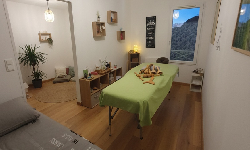 Image 10: Massage californien relaxant ou évasion au bambou de 60 min