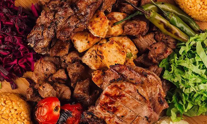 Grillades mixtes à partager dans un steakhouse chaleureux