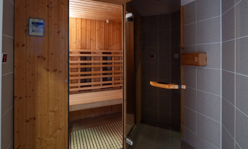 Image 10: Karlovy Vary: Doppelzimmer inkl. Frühstück oder HP und Spa