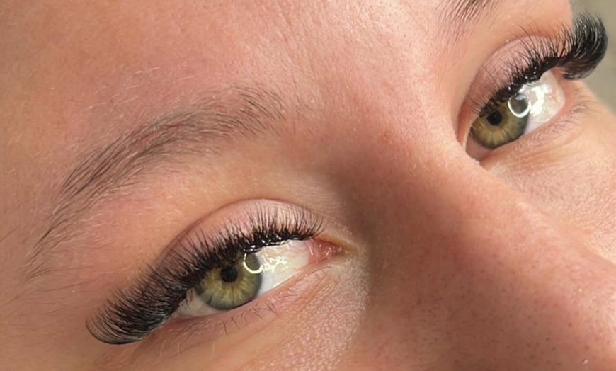 Image 3: Augenbrauen-Lifting, optional mit Färben, für 1 Person