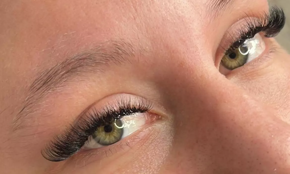 Augenbrauen-Lifting, optional mit Färben, für 1 Person