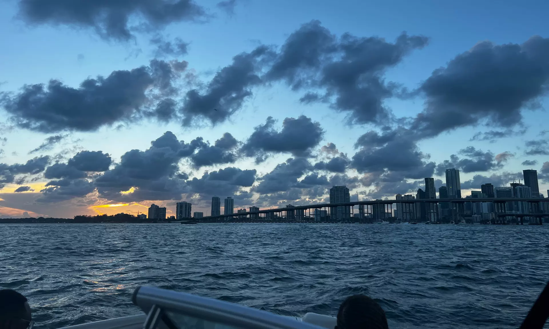 2 or 3 Hours Sea Ray Sundeck 26' Sunset Cruise for Up to 8 People 