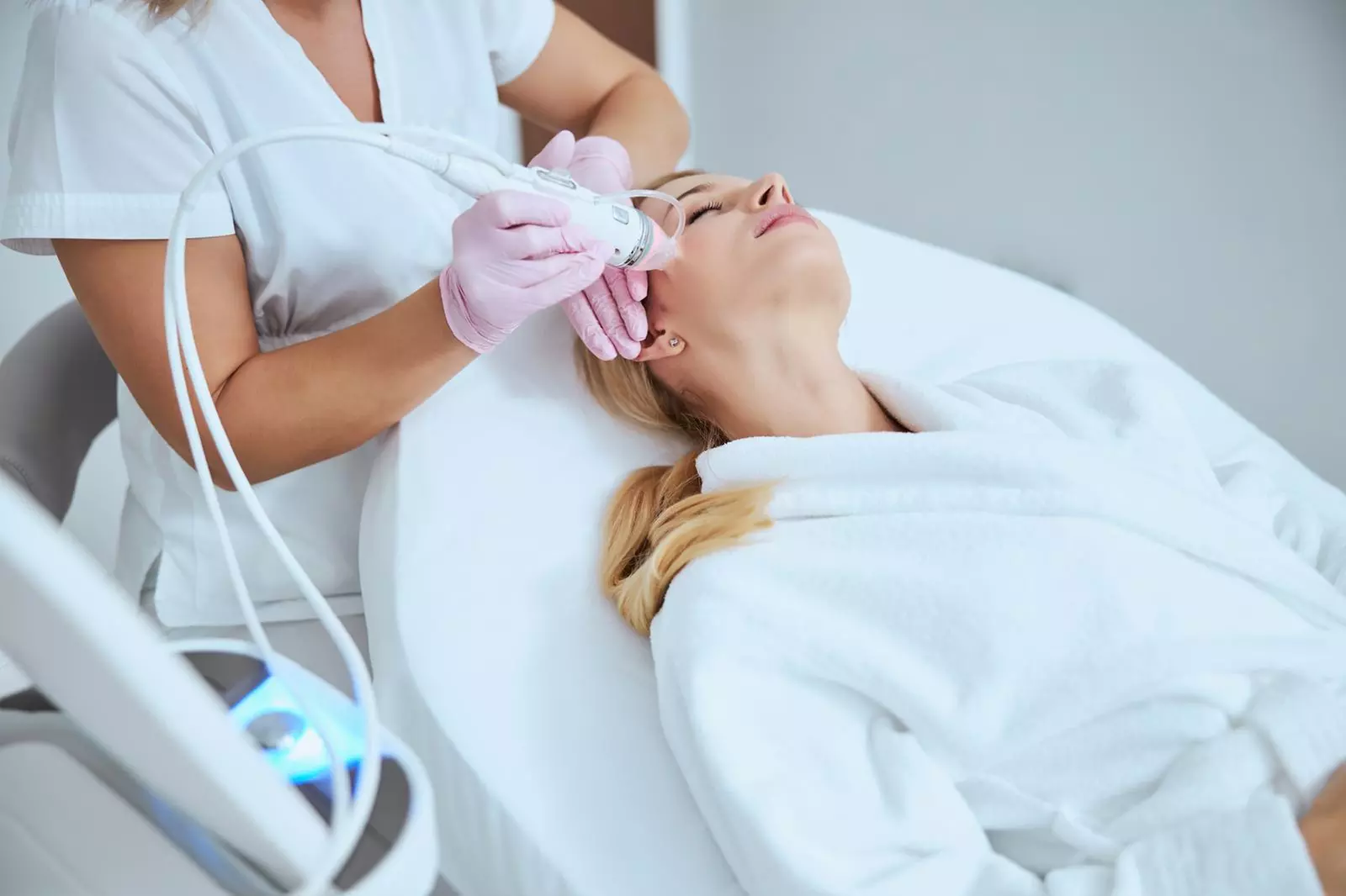 Gesichtsbehandlung mit Radiofrequenz-Needling & optionaler Hautanalyse
