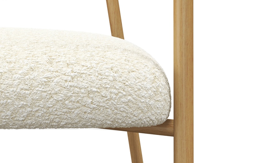 Image 4: Fauteuil "Bali" en tissu bouclé écru, rotin et métal décor chêne