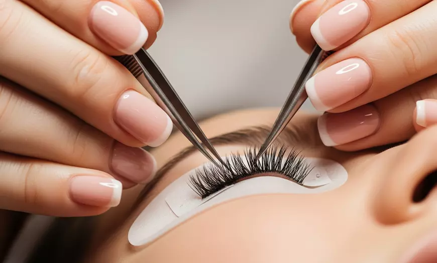Image 1: Consigue unas pestañas impactantes en Mamen Nails