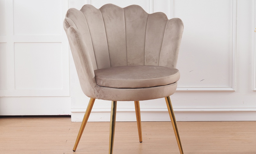 Image 34: Fauteuil coquillage en velours
