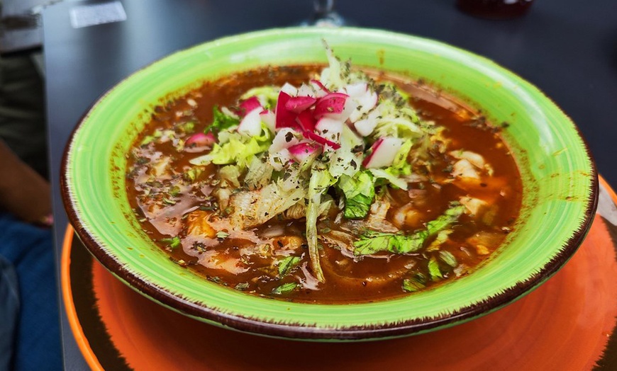 Image 1: Menú mexicano para 2 con postre, bebida y opción a margarita o cóctel