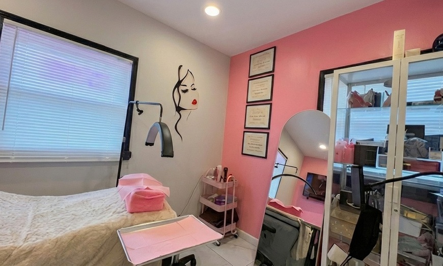 Image 12: Classic, Hybrid, or Volume Eyelash Extensions w/w/o Two Week Fill