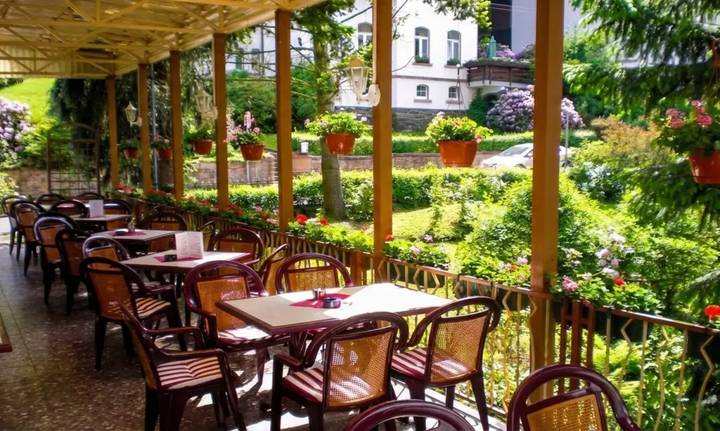 "Klappschwein"-Cordon-bleu: hauseigene Kreation mit Beilage + Dessert