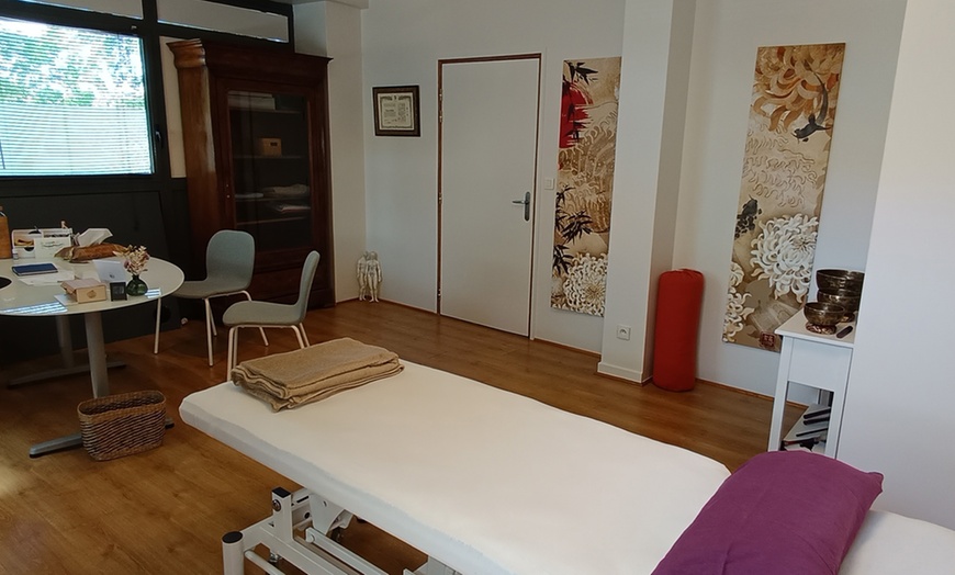 Image 7: Modelage Shiatsu ou réflexologie avec une experte