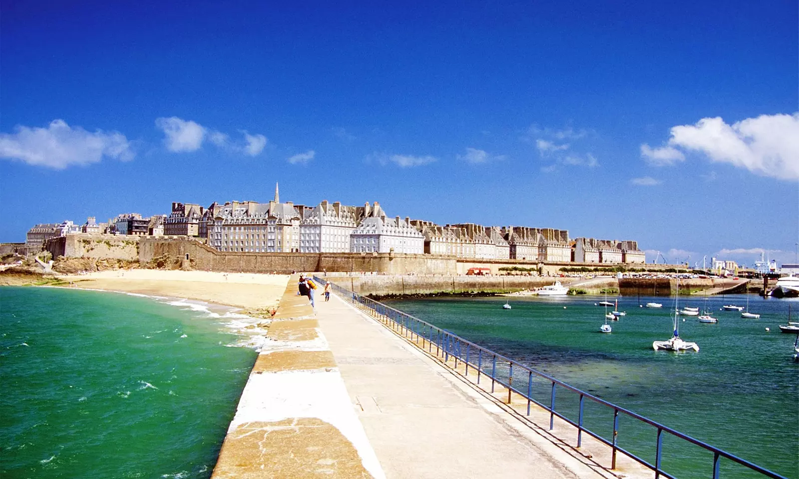 Saint-Malo : 1,2 ou 3 en chambre double, pdj, cocktail sans alcool et bout. de champagne pour 2 à l'hôtel de l'Univers - Primary Image