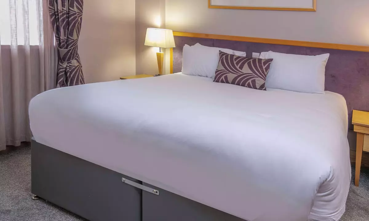 Merseyside, Liverpool: Stay with Breakfast, Spa Treatment & Dinner