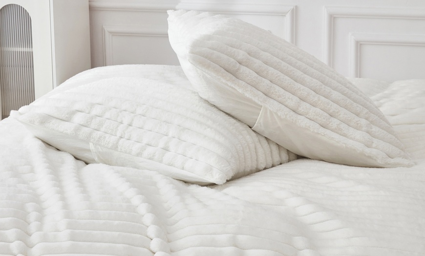 Image 5: Faux Rabbit Fur Plush Ribbed Duvet Set