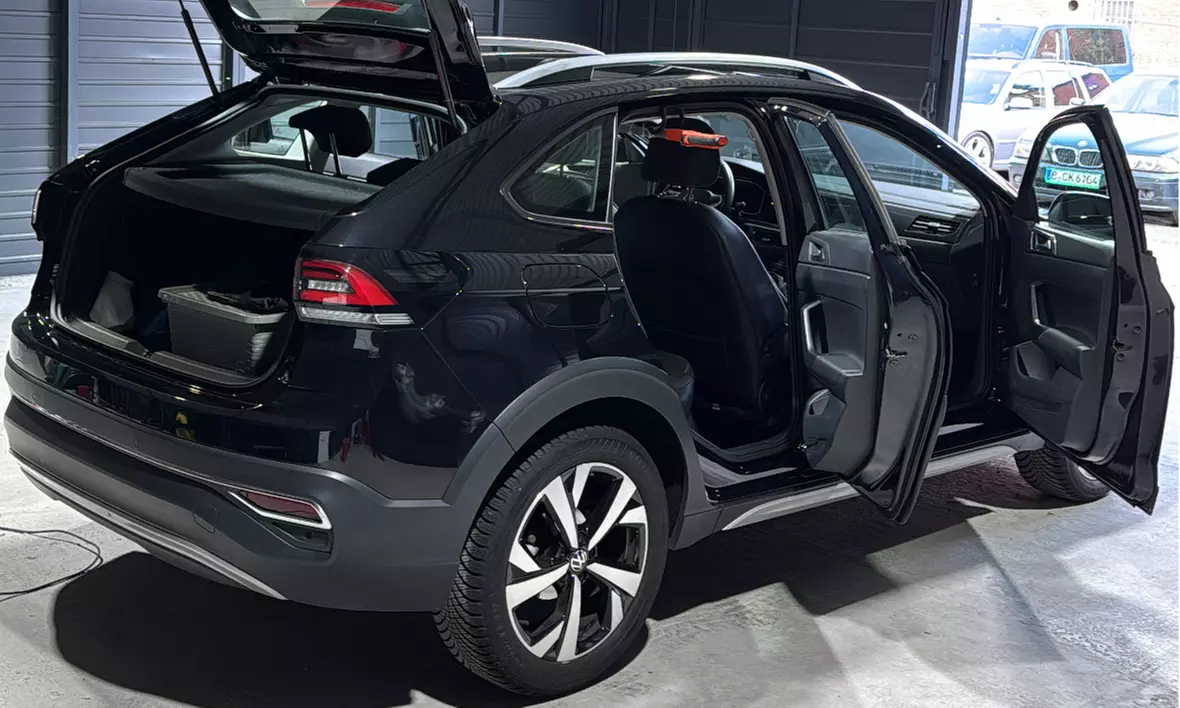 Außen- und Innenreinigung mit optionaler Hochglanzpolitur für 1 Pkw