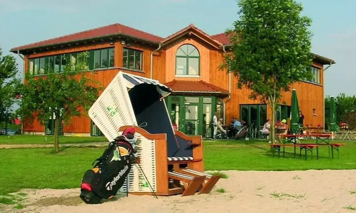 Unbegrenzte Tages-Greenfee und Driving Range im Grünen genießen