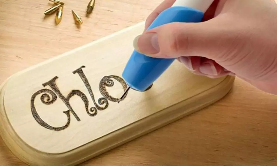 Incisore elettrico adatto a tutti i tipi di superfici come ferro, legno, vetro, plastica o ceramica - Primary Image