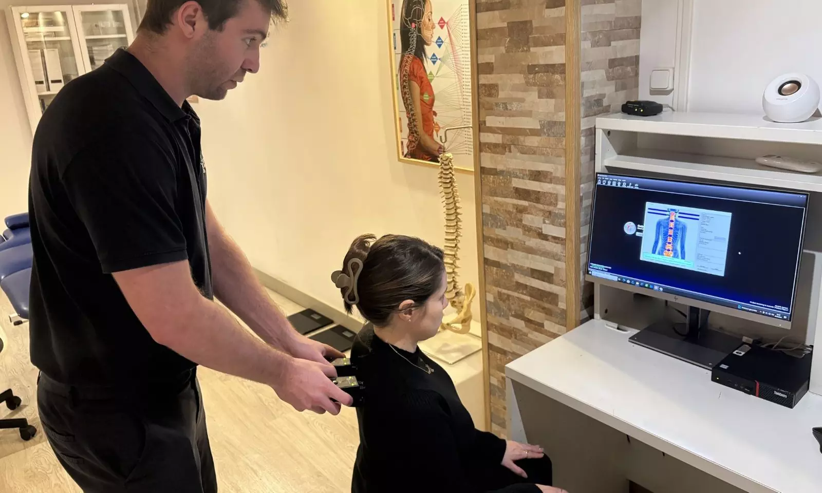 Primera visita quiropráctica con evaluación digital, ajuste e informe