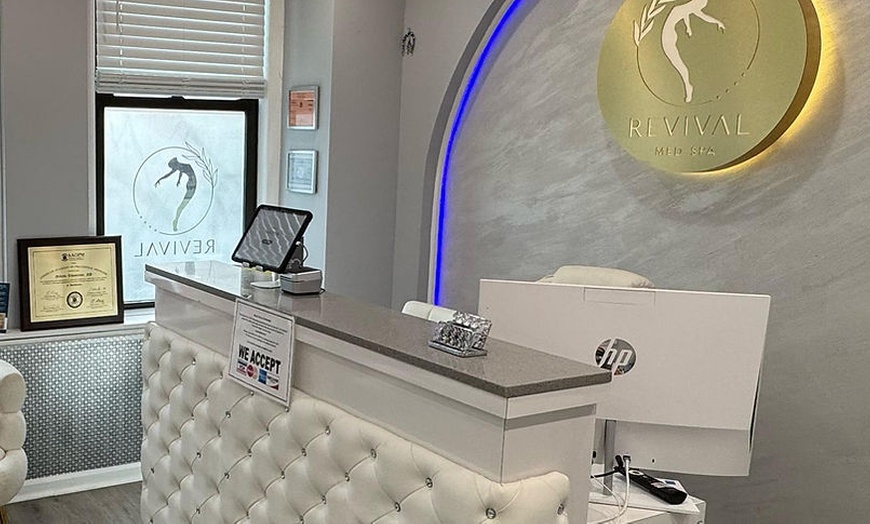 Image 2: Transform Your Look with 20,40 or 60 Units of Botox