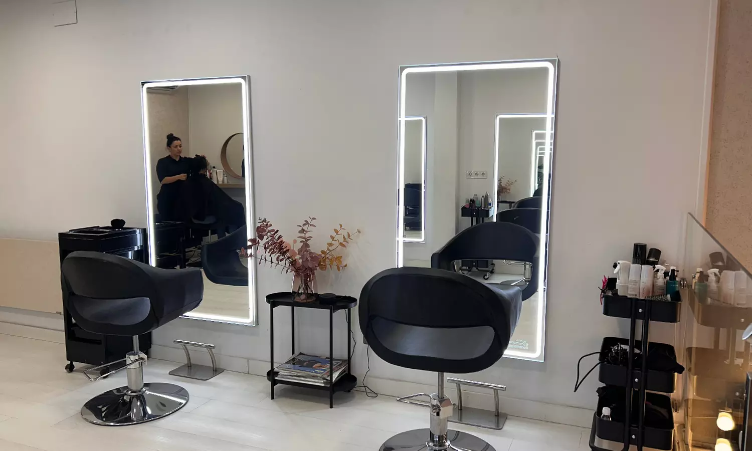 Sesión de peluquería con servicios completos y hasta 78% de descuento en cortes, tintes y tratamientos - Primary Image