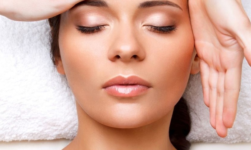 Naturalny lifting twarzy: 3 masaże do wyboru