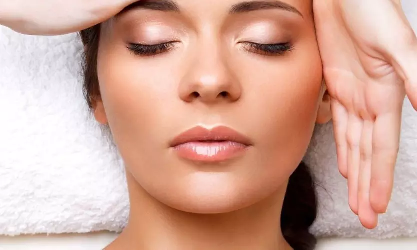 Naturalny lifting twarzy: 3 masaże do wyboru w Salonie Kosmetycznym Klinika Urody i Spa (do -45%) - Primary Image