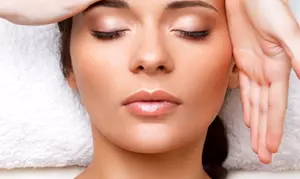 Do 50% zniżki na Masaż - Określona część ciała (ręka, szyja, głowa) w Salon kosmetyczny Klinika Urody i Spa