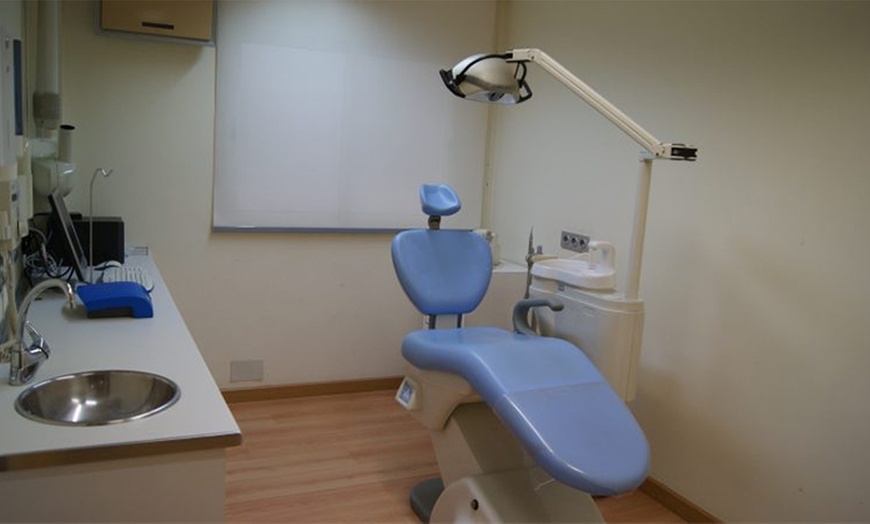 Image 3: Blanqueamiento dental con limpieza bucal y luz LED de alta intensidad