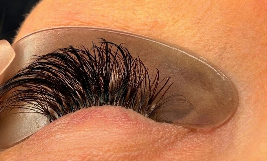 Image 2: Fluffy or Feather-Light Eyelash Extensions (2-2.5 Hrs)