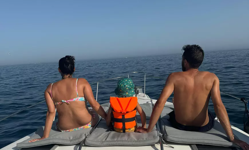 Image 5: Paseo en barco con avistamiento de delfines y bebida para niño/adulto