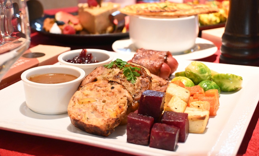 Image 2: Celebrate New Year's Eve Gala Dinner with Soft/House Beverages